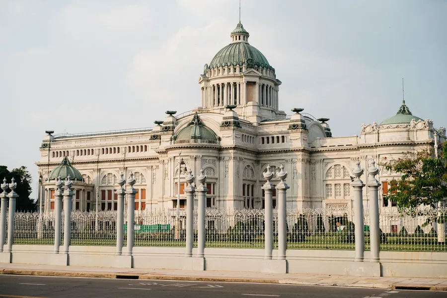 La fachada de mármol y la cúpula del Salón del Trono Ananta Samakhom en Bangkok