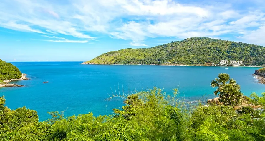 Panorámica de la bahía de Nai Harn y la costa próxima a Ao Sane