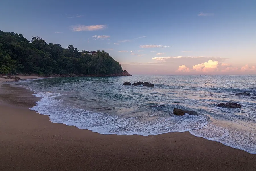Vista de Banana Beach en Phuket antes de los cambios de acceso