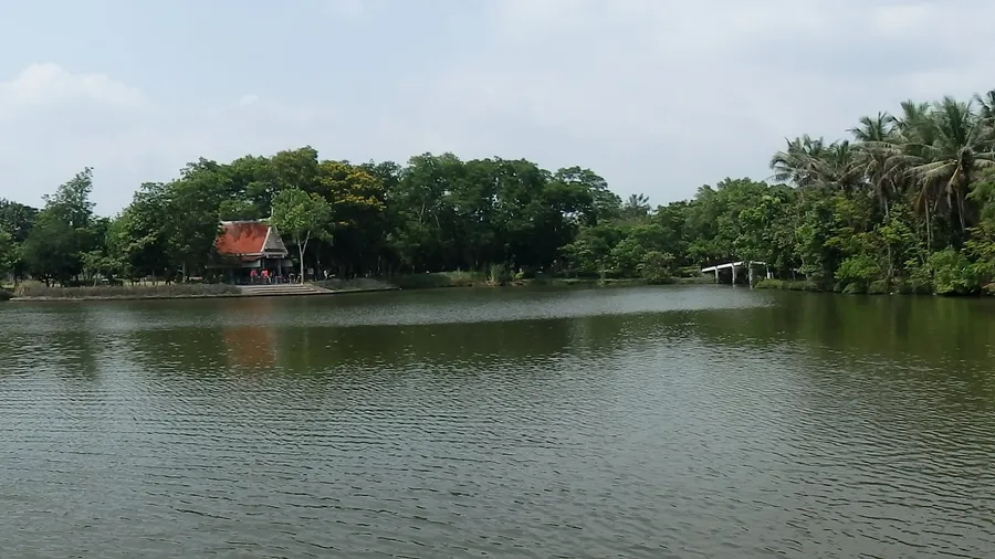 Lago del parque Sri Nakhon Khuean Khan en Bang Krachao, con sala tailandesa y jungla densa en la orilla