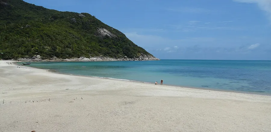 Bahía aislada de Bottle Beach rodeada de colinas en Koh Phangan