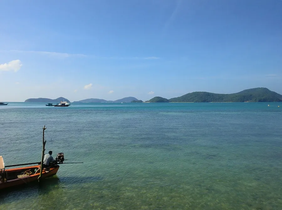 Mar y barcos frente al paseo de Cape Panwa, en Phuket