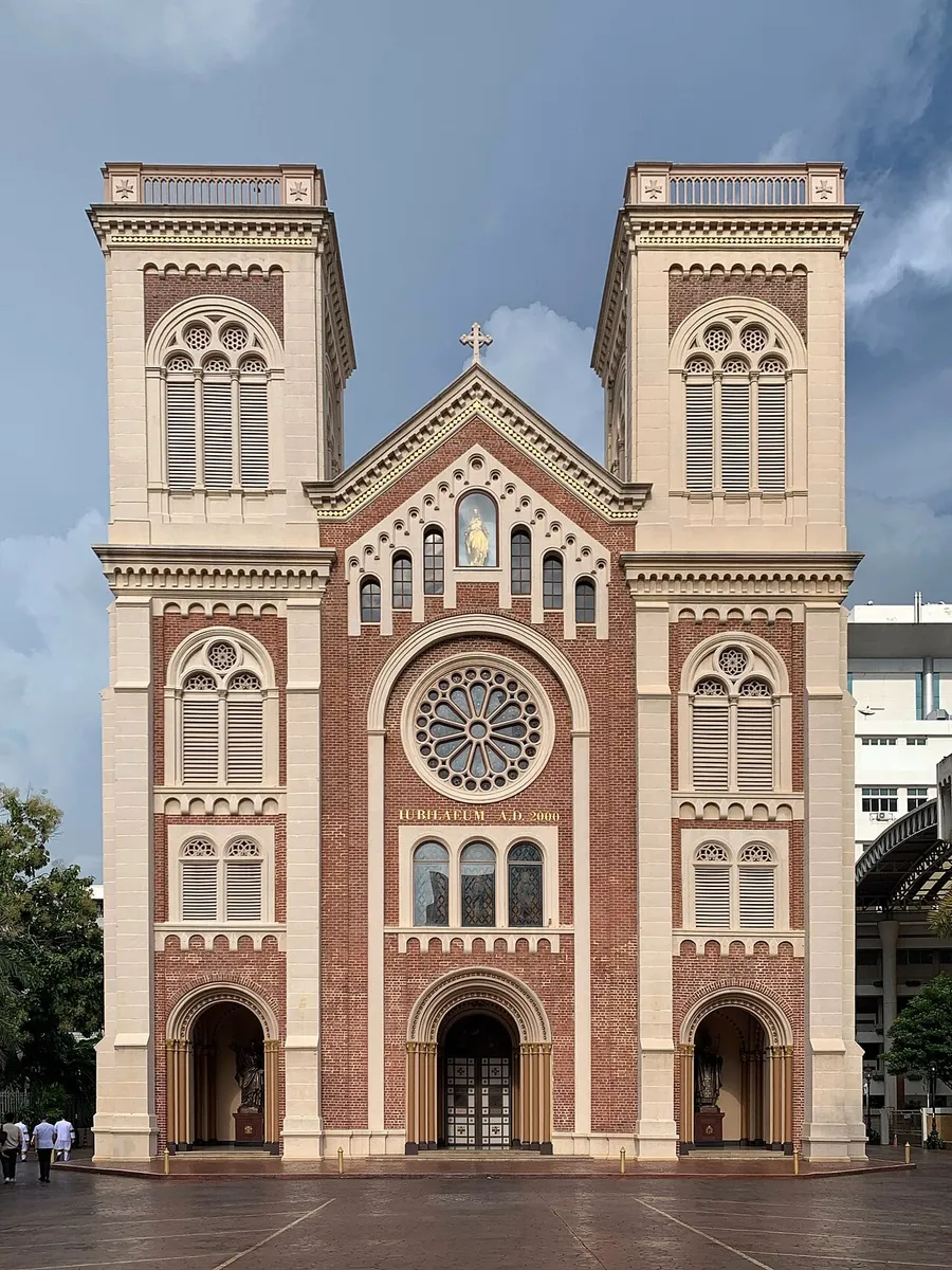 Fachada con dos torres de la Catedral de la Asunción de Bangkok