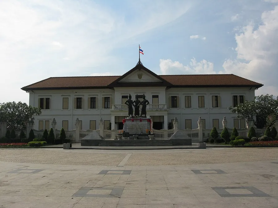 Fachada del Centro de Arte y Cultura de Chiang Mai tras el Monumento de los Tres Reyes