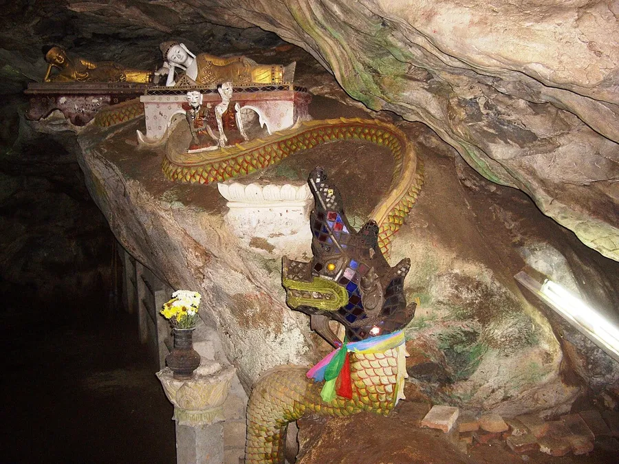 Imágenes religiosas entre las formaciones de la Cueva de Chiang Dao