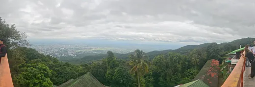 Panorámica de Chiang Mai desde Wat Phra That Doi Suthep, con la ciudad y la llanura al fondo entre la niebla