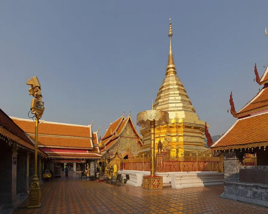 Chedi dorado de Wat Phra That Doi Suthep sobre su terraza, rodeado de tejados lanna rojos y dorados