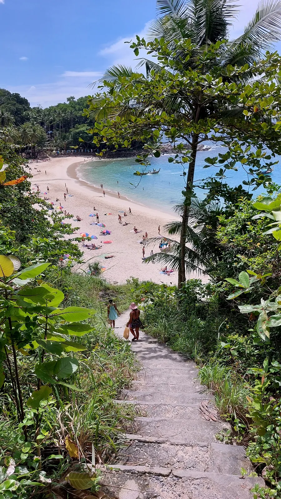 Cala de arena blanca y agua turquesa de Freedom Beach en Phuket