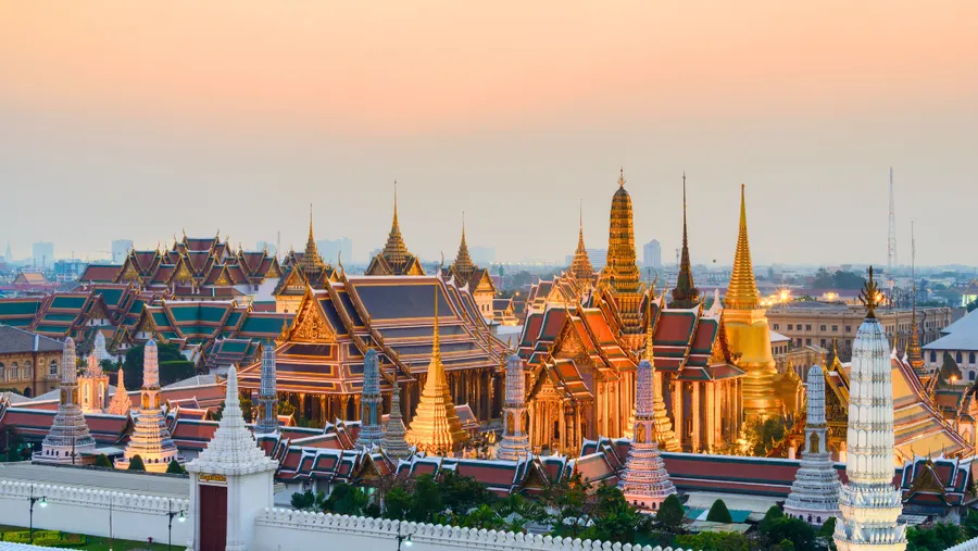 Vista aérea del Gran Palacio y Wat Phra Kaew al atardecer, Bangkok