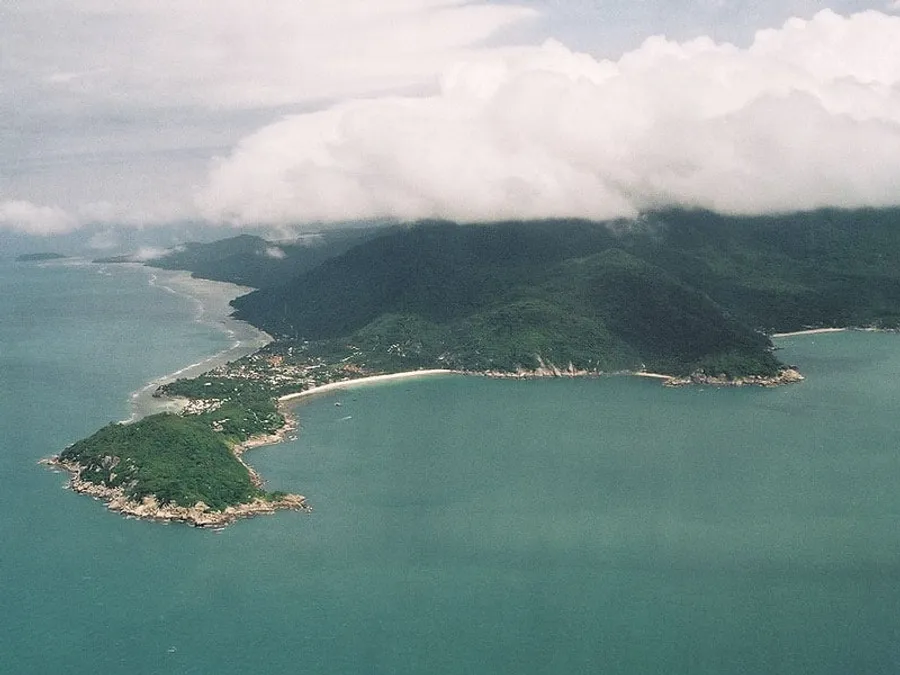 Vista aérea de la costa sureste de Koh Phangan, con Haad Yuan a la derecha