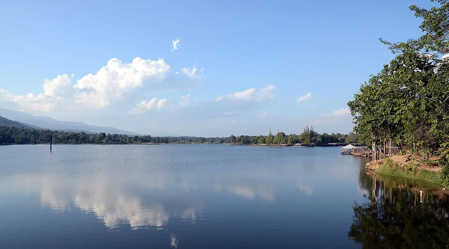 Vista de Lago Huay Tung Tao en Chiang Mai
