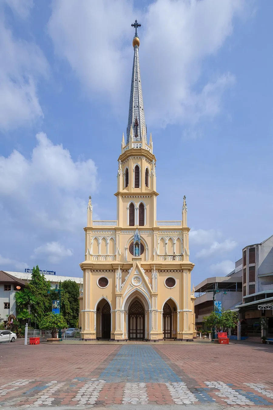 Torre y fachada neogótica de la Iglesia del Santo Rosario