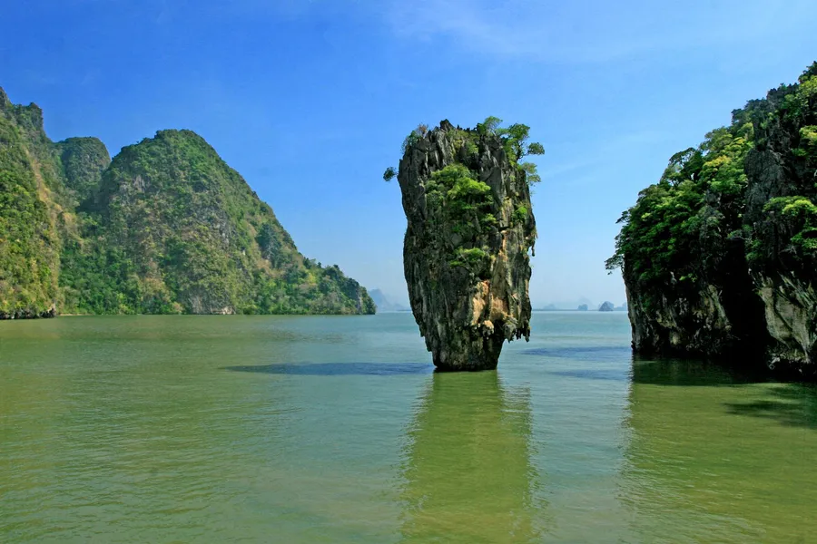 La aguja de roca caliza de Ko Tapu emergiendo del mar en la bahía de Phang Nga
