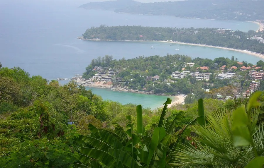 Vista de las bahías de Kata Noi, Kata y Karon desde Karon Viewpoint