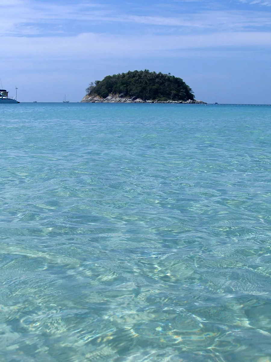 Bahía de arena y agua azul de Kata Beach en Phuket