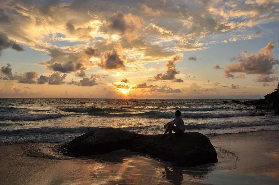 Atardecer en la orilla rocosa del extremo norte de Kata Noi Beach