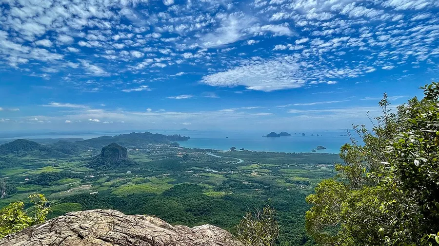 Vista de montañas calizas y costa desde Khao Ngon Nak en Krabi