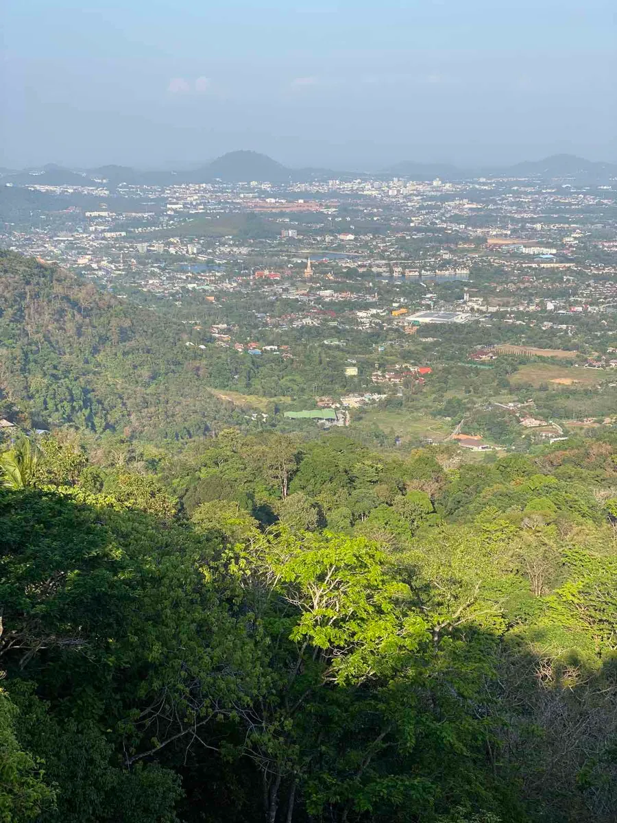 Vista panorámica de Phuket Town desde la colina Khao Rang