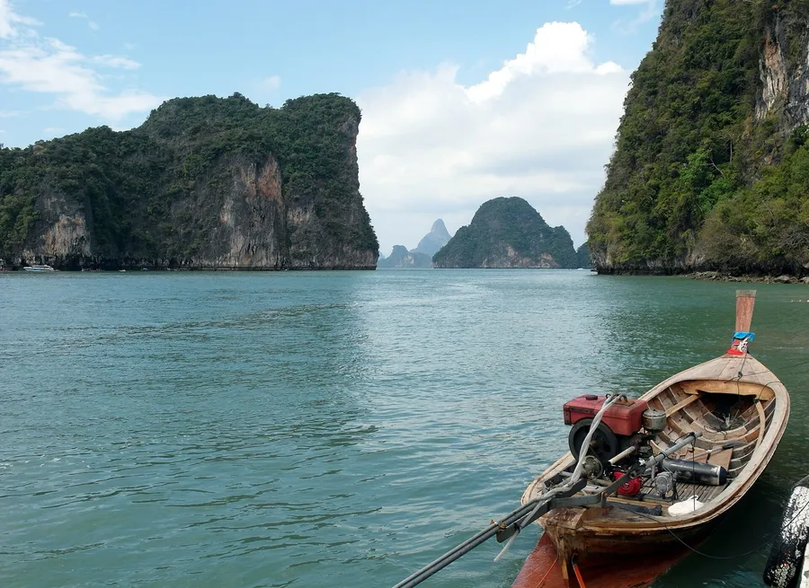 Agua turquesa y acantilados de una isla Hong frente a Krabi