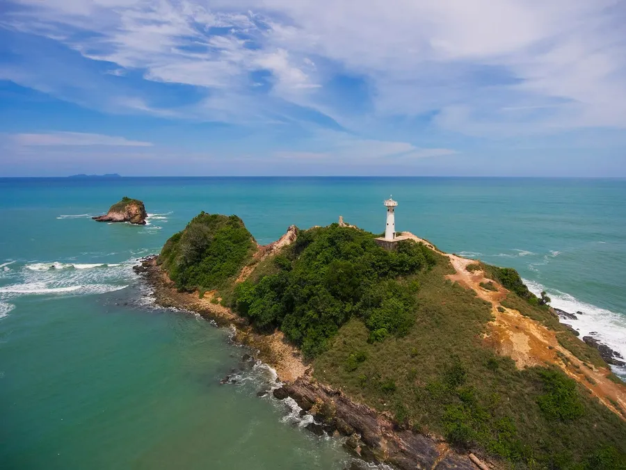 Faro blanco del cabo de Tanote, en el Parque Nacional Mu Ko Lanta, rodeado de mar turquesa