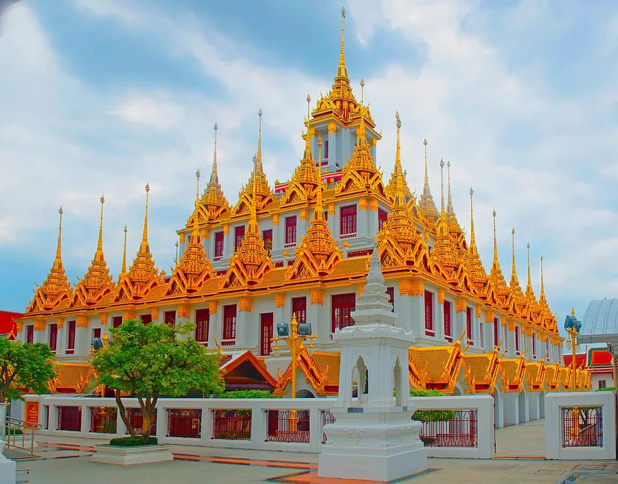 Fachada blanca y agujas metálicas de Loha Prasat en Bangkok
