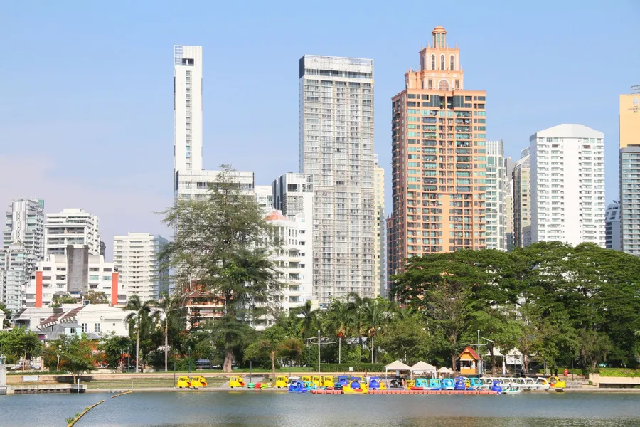 El lago del Parque Lumphini con los rascacielos de Bangkok al fondo
