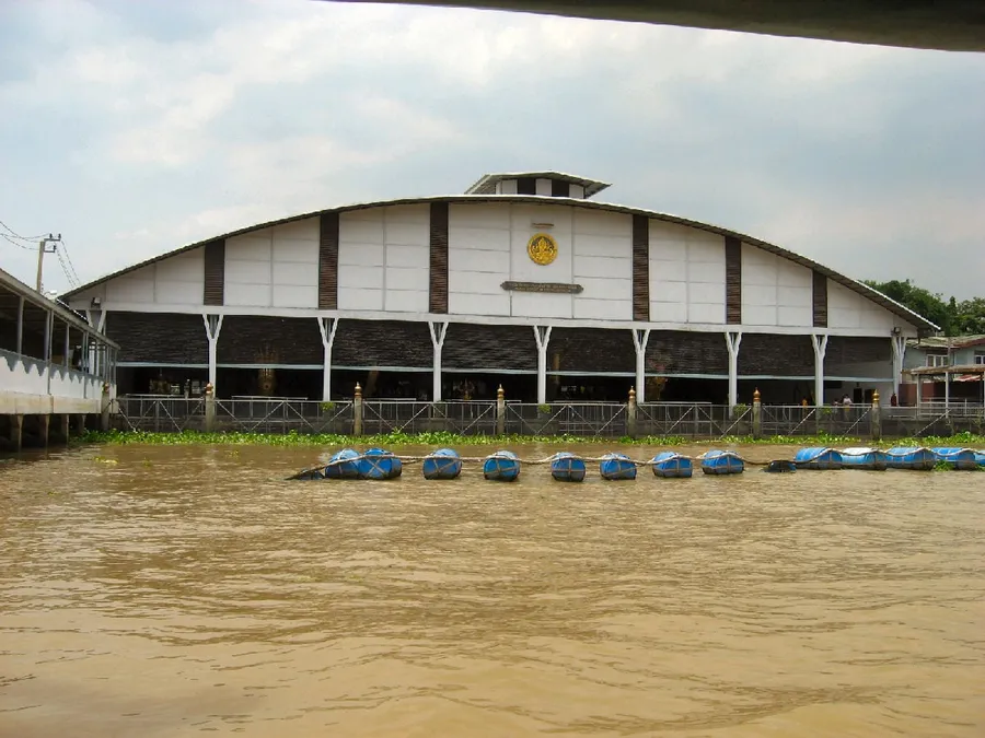 Hangar del Museo Nacional de las Barcas Reales visto desde el canal