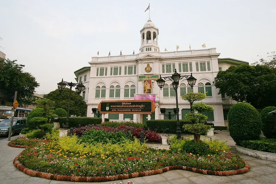 Fachada histórica y jardín del Museo del Rey Prajadhipok