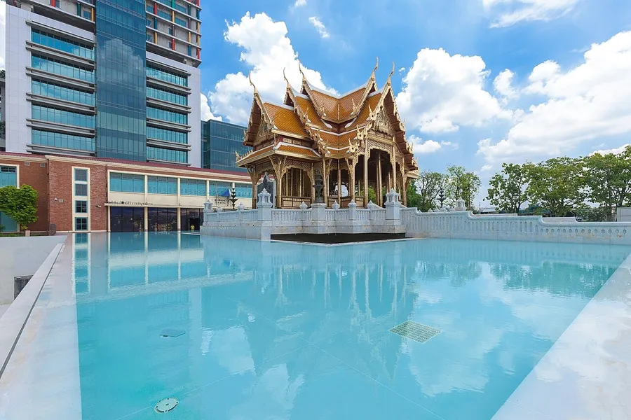 Pabellón junto al estanque del Museo Siriraj Bimuksthan