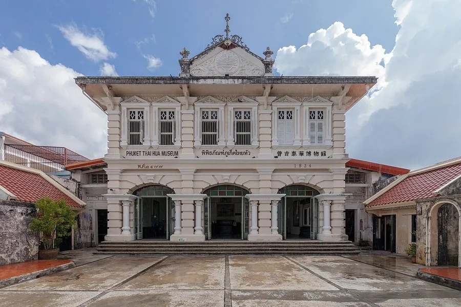 Fachada de la antigua escuela que alberga el Museo Thai Hua