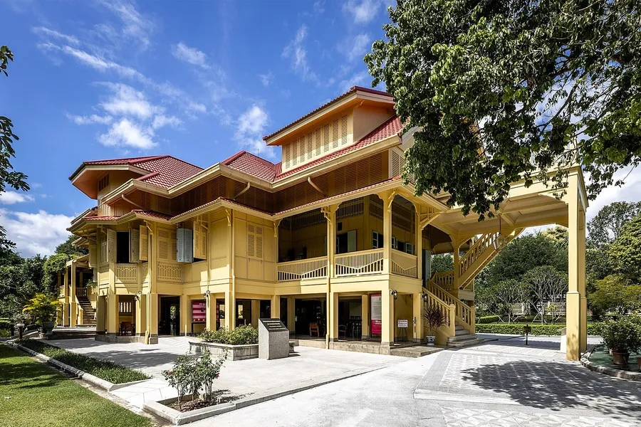 Edificio de madera del Palacio Dara Pirom en Mae Rim