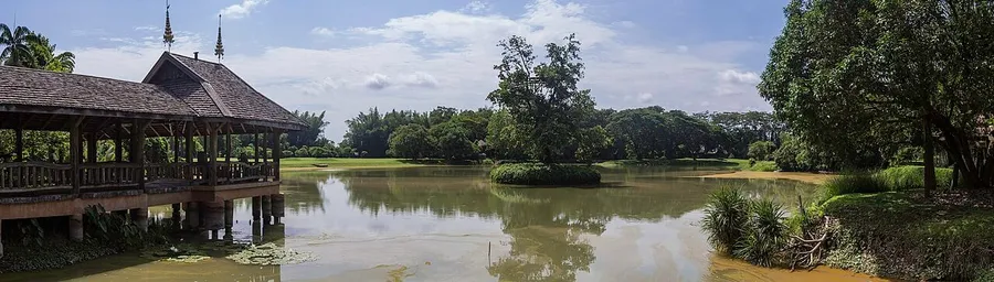 Estanque y pabellones del Parque Cultural Mae Fah Luang de Chiang Rai