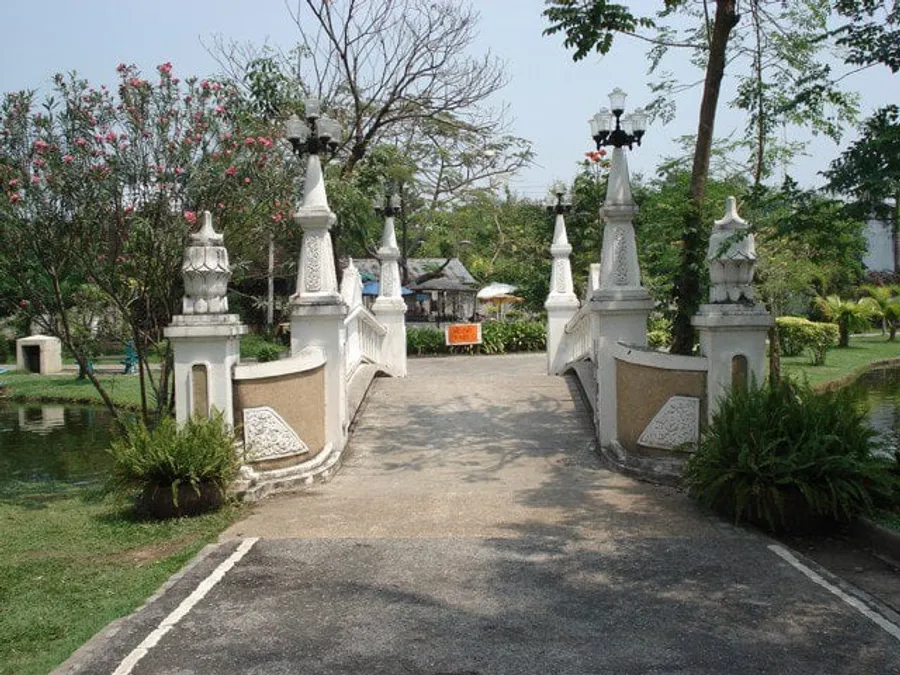 Puente y estanque del Parque Nong Buak Haad de Chiang Mai