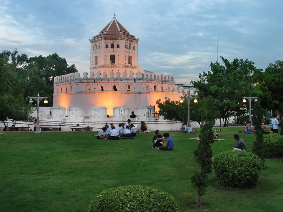 Parque Santichaiprakarn junto al fuerte Phra Sumen