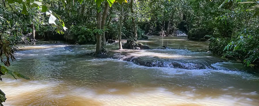Pozas y pequeños saltos de agua en Than Bok Khorani