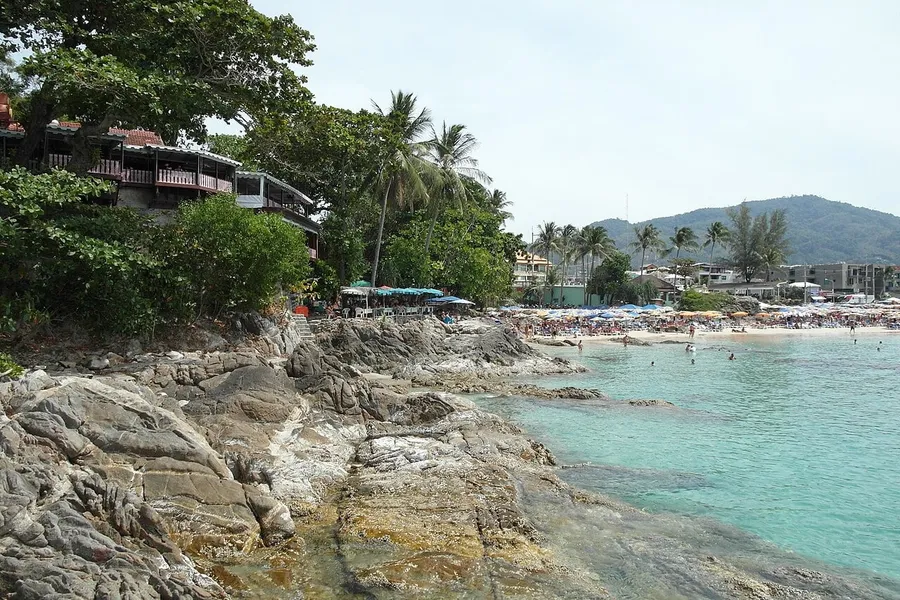 Vista de la bahía de Patong desde su extremo rocoso