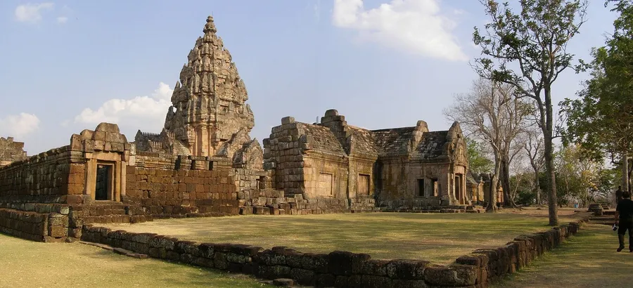Santuario de arenisca de Phanom Rung con su prang central y las galerías, en la cima del volcán de Buriram