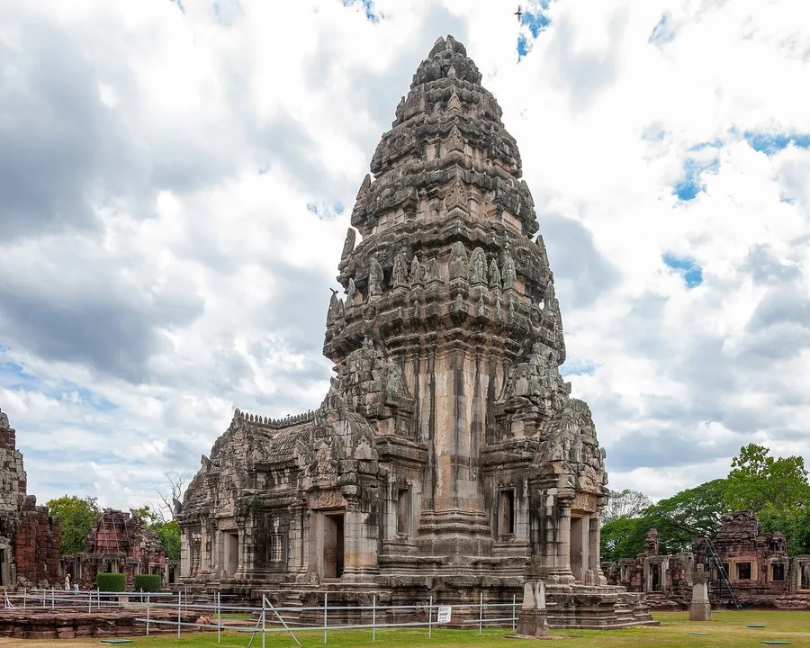 El prang central de arenisca clara de Prasat Hin Phimai alzándose sobre las galerías del parque histórico