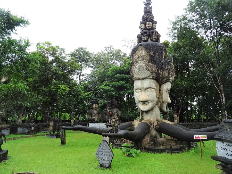 Escultura colosal de hormigón con varias caras y calaveras entre otras figuras del parque Sala Keoku, Nong Khai