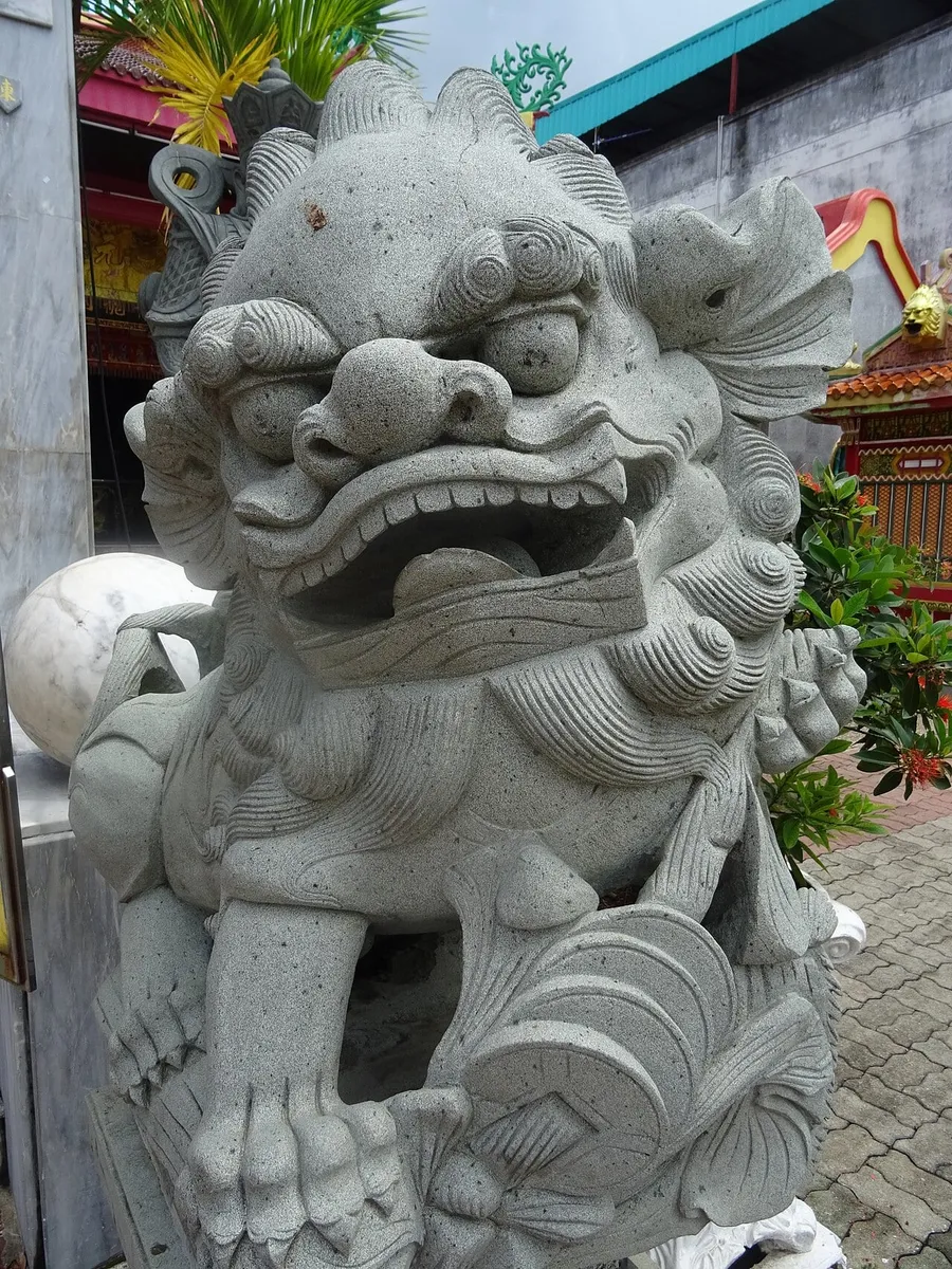 León de piedra decorativo del Santuario Jui Tui de Phuket
