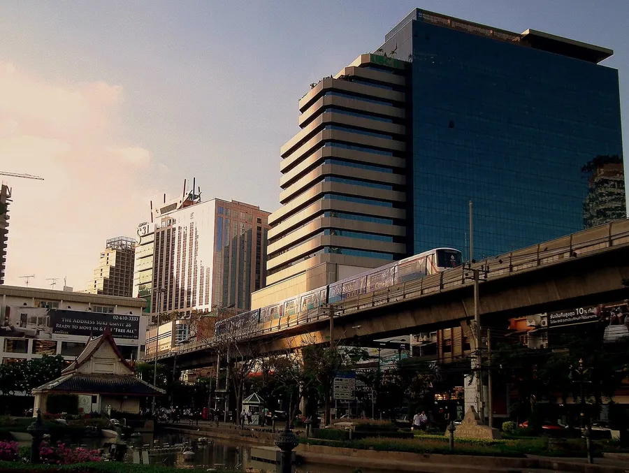 Tren del BTS Skytrain sobre el viaducto elevado de la avenida Sukhumvit, entre torres de oficinas de Bangkok