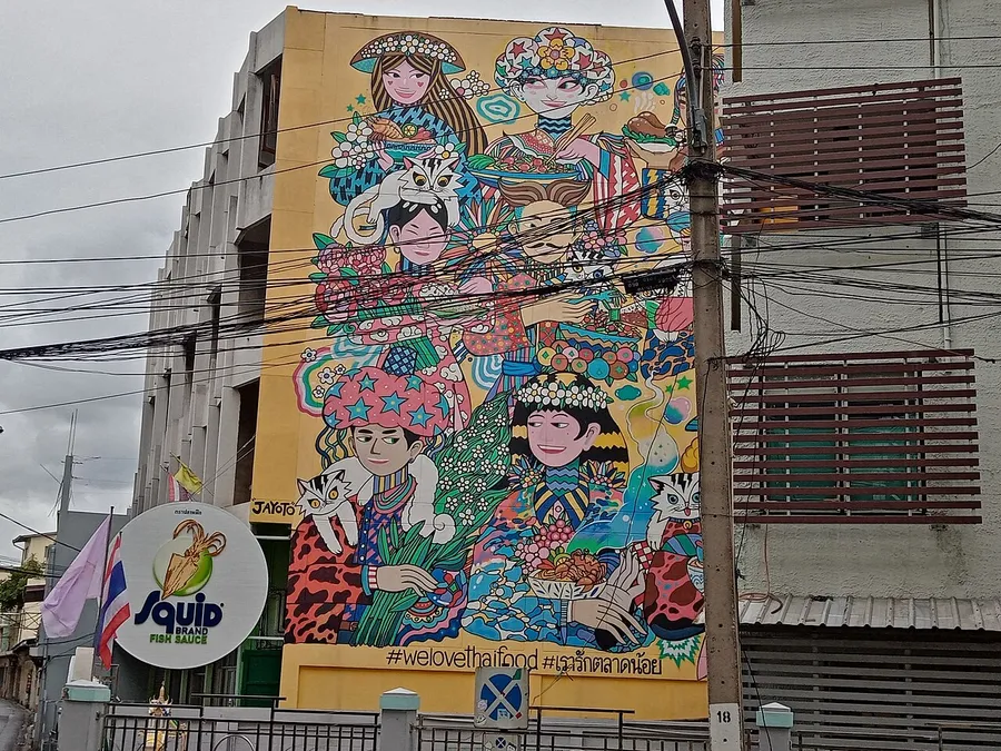 Arte urbano y callejón del barrio de Talat Noi en Bangkok