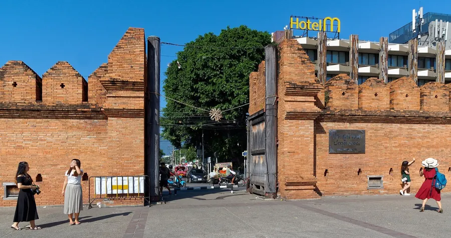 Muralla de ladrillo y plaza de Tha Phae Gate en Chiang Mai