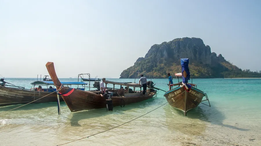 Lengua de arena de Thale Waek entre islas de Krabi con marea baja