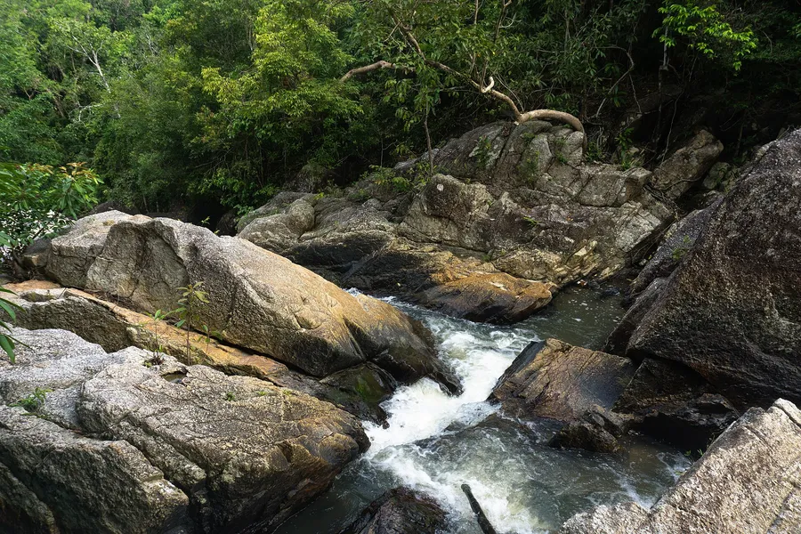 Cauce de Than Sadet descendiendo entre grandes rocas de granito y selva en Koh Phangan