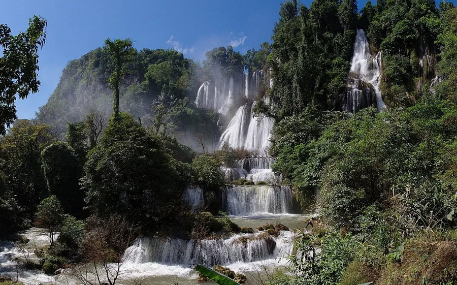 Cataratas Thi Lo Su: enorme telón de agua cayendo en varios niveles desde un acantilado cubierto de selva