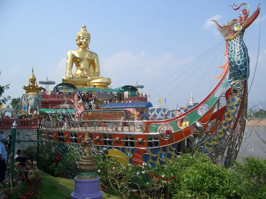 Gran Buda dorado sobre la proa de barca mítica de Sop Ruak, junto al río Mekong