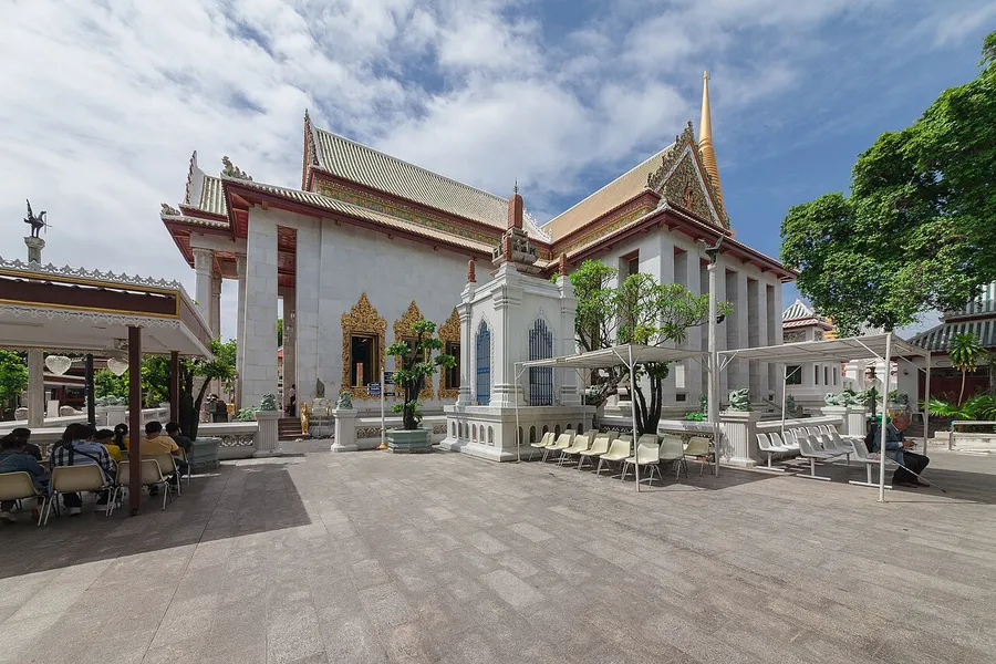 Vista de Wat Bowonniwet en Bangkok