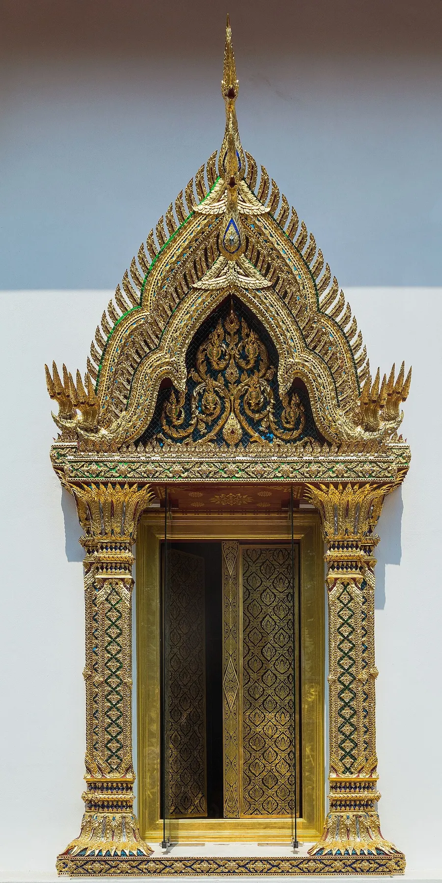 Detalle de una ventana ornamentada en Wat Chana Songkhram