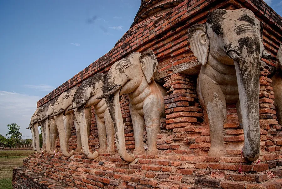 Elefantes de la base del chedi de Wat Chang Lom en Sukhothai